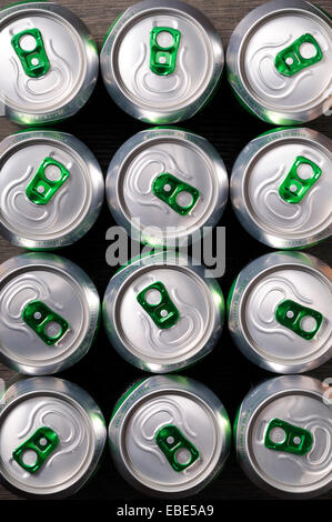 Vue de dessus de cannettes de boissons Banque D'Images