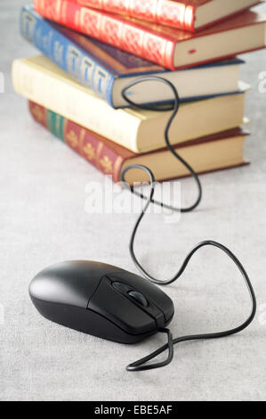 Souris d'ordinateur et pile de livres, Studio Shot Banque D'Images