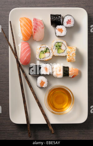 Vue aérienne de Sushi sur la plaque avec des baguettes, Studio Shot Banque D'Images