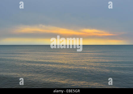 Au crépuscule, la mer Baltique Darss West Beach, Darss, Fischland-Darss-Zingst, Bade-Wurtemberg, Allemagne Banque D'Images