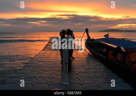 S'embrasser sur le quai, Pai Plong Bay, Ao Nang, Thaïlande Banque D'Images