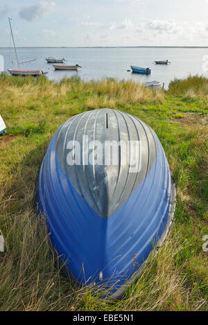 Bateau amarré sur la plage, l'été, Vitte, île baltique de Hiddensee, mer Baltique, Bade-Wurtemberg, Allemagne Banque D'Images