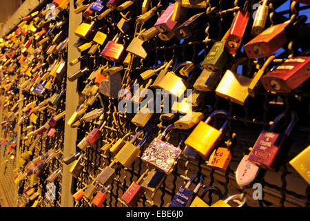 Cadenas d'amour sur la Nuit de clôture, Cologne, Rhénanie du Nord-Westphalie, Allemagne Banque D'Images