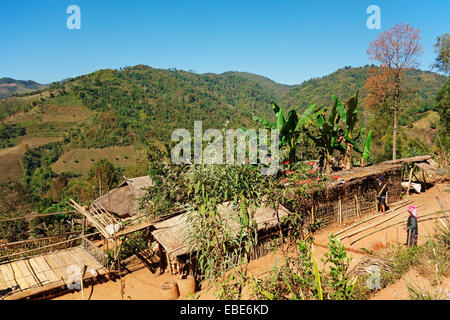 Chalets dans Village Akha, Mae Salong, Golden Triangle, province de Chiang Rai, Thaïlande Banque D'Images