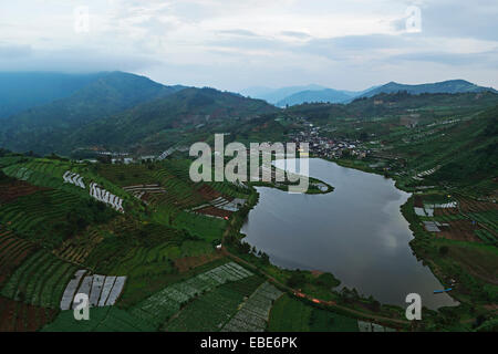 Vue du plateau de Dieng Gunung Sikunir, Java, Indonésie Banque D'Images