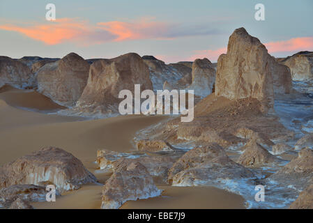 Rock Formations au crépuscule dans le désert blanc, Désert de Libye, désert du Sahara, Nouvelle Vallée Gouvernorat, Egypte Banque D'Images