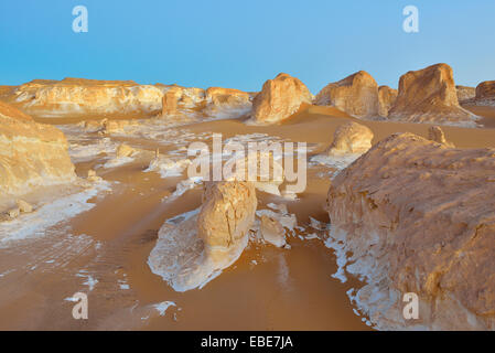 Les Formations de roche dans le désert blanc, Désert de Libye, désert du Sahara, Nouvelle Vallée Gouvernorat, Egypte Banque D'Images