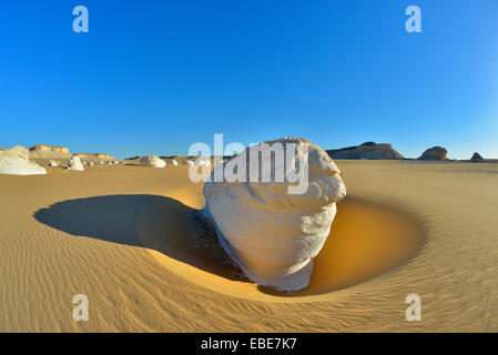 Rock Formation dans le désert blanc, Désert de Libye, désert du Sahara, Nouvelle Vallée Gouvernorat, Egypte Banque D'Images