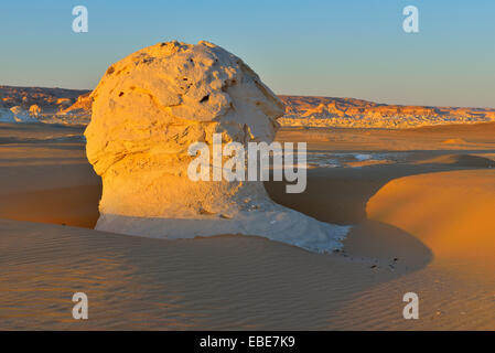 Rock Formation dans le désert blanc, Désert de Libye, désert du Sahara, Nouvelle Vallée Gouvernorat, Egypte Banque D'Images