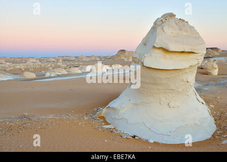 Rock Formations au crépuscule dans le désert blanc, Désert de Libye, désert du Sahara, Nouvelle Vallée Gouvernorat, Egypte Banque D'Images