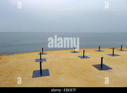 Pieds de parasol vide beach sur la plage de La Olla à Altea, Alicante, Costa Blanca, Espagne Banque D'Images