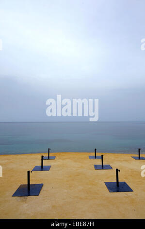 Pieds de parasol vide beach sur la plage de La Olla à Altea, Alicante, Costa Blanca, Espagne Banque D'Images