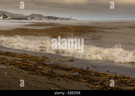 Plage et Mer jonchée de débris après la tempête malaga costa del sol andalousie espagne Banque D'Images