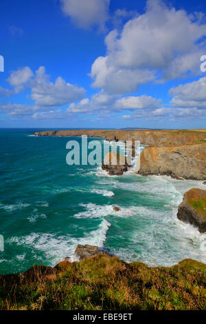 Bedruthan steps Cornwall England UK côte nord des Cornouailles près de Newquay sur un beau ciel bleu ensoleillé jour pour ce'attracti Banque D'Images