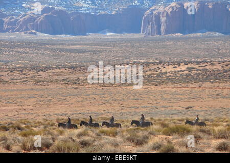 Les cavaliers traversant la vallée de Monument Valley, Arizona. Banque D'Images