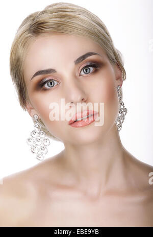 Le magnétisme. Portrait of Young blonde avec des boucles d'oreilles brillant Banque D'Images