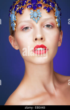 Le talent artistique. Studio Portrait de jeune femme avec Bijoux Banque D'Images