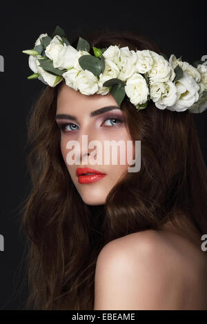 La sensualité. Jeune Brunette wearing Wreath de Roses Banque D'Images