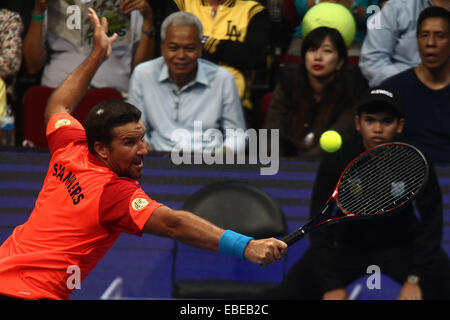 Pasay City, Philippines. 29 Nov, 2014. Singapour DBS Slameurs player Patrick Rafter de l'Australie renvoie la balle contre eau Royals player Goran Ivanisevic de Croatie pendant leur correspondance dans le Tennis International Premier League à Pasay City, Philippines, le 29 novembre, 2014. Ivanisevic a gagné 6-5. © Rouelle Umali/Xinhua/Alamy Live News Banque D'Images