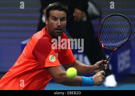 Pasay City, Philippines. 29 Nov, 2014. Singapour DBS Slameurs player Patrick Rafter de l'Australie renvoie la balle contre eau Royals player Goran Ivanisevic de Croatie pendant leur correspondance dans le Tennis International Premier League à Pasay City, Philippines, le 29 novembre, 2014. Ivanisevic a gagné 6-5. © Rouelle Umali/Xinhua/Alamy Live News Banque D'Images