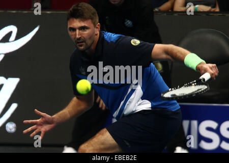 Pasay City, Philippines. 29 Nov, 2014. Eau Royals player Goran Ivanisevic de Croatie renvoie la balle contre Singapour DBS Slameurs player Patrick Rafter de l'Australie pendant leur correspondance dans le Tennis International Premier League à Pasay City, Philippines, le 29 novembre, 2014. Ivanisevic a gagné 6-5. © Rouelle Umali/Xinhua/Alamy Live News Banque D'Images