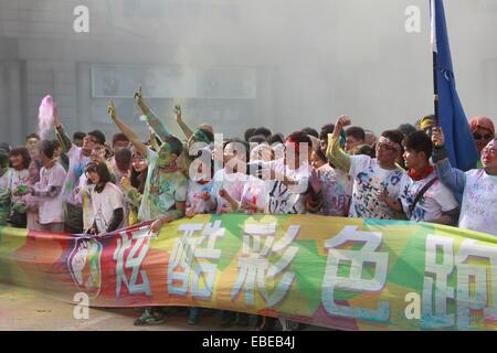 Dalian, province de Liaoning en Chine. 29 Nov, 2014. Glissières de prendre part à une course de couleur à Dalian, Liaoning Province du nord-est de la Chine, le 29 novembre 2014. Plus de 2 000 coureurs ont participé à la 5-km fun run le samedi. © Wang Hua/Xinhua/Alamy Live News Banque D'Images