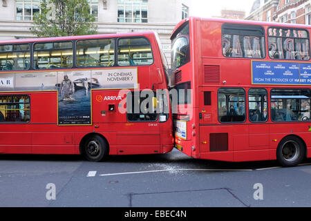 Deux bus à impériale se heurtent, Oxford Street, Londres Banque D'Images