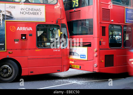 Deux bus à impériale rouge entrent en collision dans le centre de Londres, UK Banque D'Images