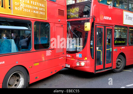 Deux bus à impériale rouge entrent en collision dans le centre de Londres Banque D'Images