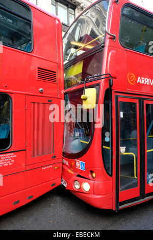 Deux bus à impériale rouge entrent en collision dans le centre de Londres Banque D'Images