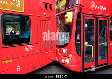 Deux bus à impériale entrent en collision, le centre de Londres, UK Banque D'Images