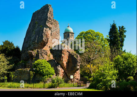 Les ruines de Bridgnorth Château, avec St Mary's en arrière-plan, Shropshire, Angleterre. Banque D'Images