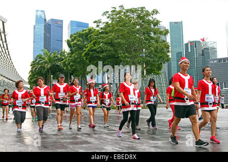 Singapour. 29 novembre, 2014. Glissières de prendre part à la toute première course à Santa Crédit : Singapour souhaite, Maria Atkins (photographie) Nénuphar/Alamy Live News Banque D'Images