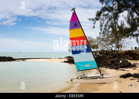 L'Ile Maurice, la Cuvette, plage publique, petit catamaran à voile coloré Banque D'Images