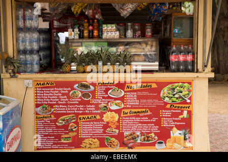 L'Ile Maurice, la Cuvette, plage publique, fast food avec vaste menu Banque D'Images