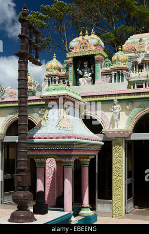 Ile Maurice, Cap Malheureux, pleines de Hindu Temple de Shiva mât Dwajastambham Banque D'Images