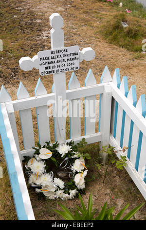 Ile Maurice, Cap Malheureux, cimetière, la tombe de l'enfant en blanc et bleu peint picket fence Banque D'Images