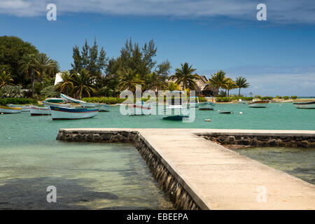 Ile Maurice, Cap Malheureux, bateaux amarrés près de jetty Banque D'Images