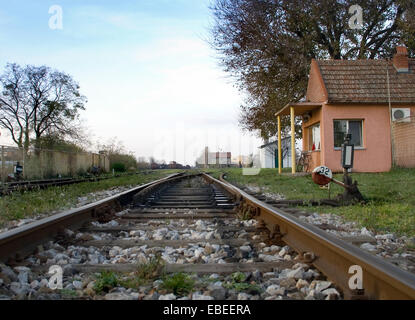 Le passage vers la ligne de chemin de fer est la plante qui est utilisée pour les trains de l'interrupteur de la voie à suivre. Banque D'Images