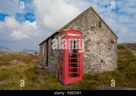 Téléphone abandonnés en regard vide old shop, par Stocinis Stocinis Caolas, Loch, Isle of Harris, Hébrides extérieures, en Écosse Banque D'Images