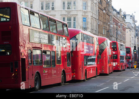 Londres, Royaume-Uni. 29 novembre 2014. Un accident de la circulation dans la région de Marble Arch Londres rouge causé des autobus à deux étages pour sauvegarder jusqu'à ce qu'ils étaient enfin à la queue leu leu le long d'Oxford Street. Cela a pris environ 1 heure pour diluer ce grand embouteillage sur ce qui a été une longue journée de shopping dans le centre de Londres. Alors que la direction de Marble Arch a été complètement bloquée, à peine n'importe quel trafic est descendu la direction opposée. Credit : Nick Savage/Alamy Live News Banque D'Images