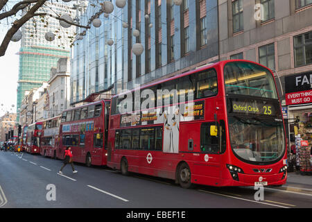 Londres, Royaume-Uni. 29 novembre 2014. Un accident de la circulation dans la région de Marble Arch Londres rouge causé des autobus à deux étages pour sauvegarder jusqu'à ce qu'ils étaient enfin à la queue leu leu le long d'Oxford Street. Cela a pris environ 1 heure pour diluer ce grand embouteillage sur ce qui a été une longue journée de shopping dans le centre de Londres. Alors que la direction de Marble Arch a été complètement bloquée, à peine n'importe quel trafic est descendu la direction opposée. Credit : Nick Savage/Alamy Live News Banque D'Images