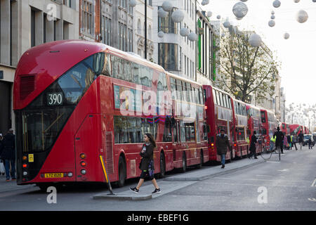 Londres, Royaume-Uni. 29 novembre 2014. Un accident de la circulation dans la région de Marble Arch Londres rouge causé des autobus à deux étages pour sauvegarder jusqu'à ce qu'ils étaient enfin à la queue leu leu le long d'Oxford Street. Cela a pris environ 1 heure pour diluer ce grand embouteillage sur ce qui a été une longue journée de shopping dans le centre de Londres. Alors que la direction de Marble Arch a été complètement bloquée, à peine n'importe quel trafic est descendu la direction opposée. Credit : Nick Savage/Alamy Live News Banque D'Images