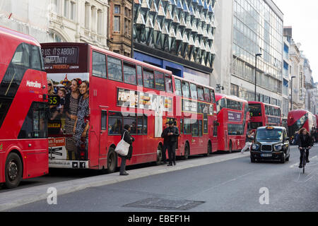 Londres, Royaume-Uni. 29 novembre 2014. Un accident de la circulation dans la région de Marble Arch Londres rouge causé des autobus à deux étages pour sauvegarder jusqu'à ce qu'ils étaient enfin à la queue leu leu le long d'Oxford Street. Cela a pris environ 1 heure pour diluer ce grand embouteillage sur ce qui a été une longue journée de shopping dans le centre de Londres. Alors que la direction de Marble Arch a été complètement bloquée, à peine n'importe quel trafic est descendu la direction opposée. Credit : Nick Savage/Alamy Live News Banque D'Images