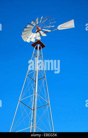 Vieille ferme ou ranch moulin pompe à eau sur un ciel bleu profond dans les régions rurales de l'Alabama, USA . Banque D'Images