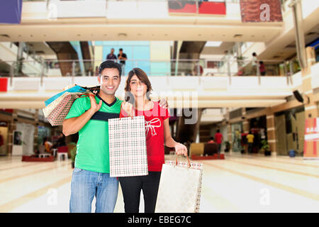 Couple marié indien mall shopping Banque D'Images