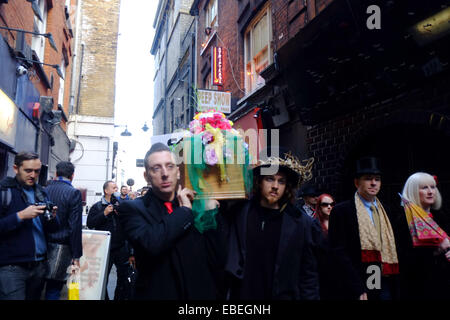 Londres, Royaume-Uni. 29 novembre, 2014. Un cortège Parti de la paix et une veille pour London's Alternative des discothèques et sa communauté est tenue à Soho après la fermeture du légendaire club Madame Jojos. Megawhat Crédit : Rachel/Alamy Live News Banque D'Images