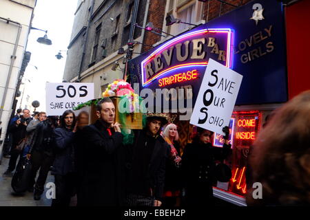 Londres, Royaume-Uni. 29 novembre, 2014. Un cortège Parti de la paix et une veille pour London's Alternative des discothèques et sa communauté est tenue à Soho après la fermeture du légendaire club Madame Jojos. Megawhat Crédit : Rachel/Alamy Live News Banque D'Images