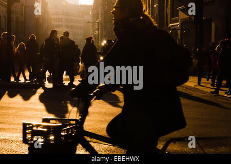 Londres, Royaume-Uni. 29 novembre, 2014. Des dizaines de milliers de clients dans le centre de Londres d'inondation comme le Black Friday remises et la plupart des jours de paie le coup d'envoi de la saison des achats de Noël pour de bon. Photo : le soleil de l'après-midi et des réductions se combinent pour faire de shopping au centre de Londres. Crédit : Paul Davey/Alamy Live News Banque D'Images