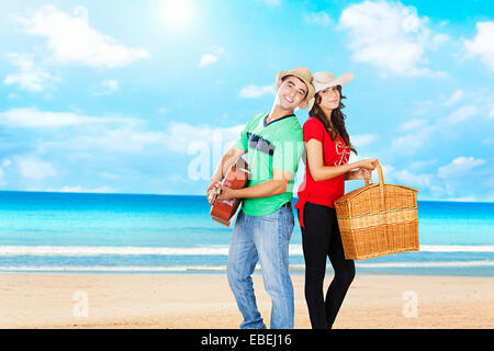 Couple marié indien romance beach Banque D'Images